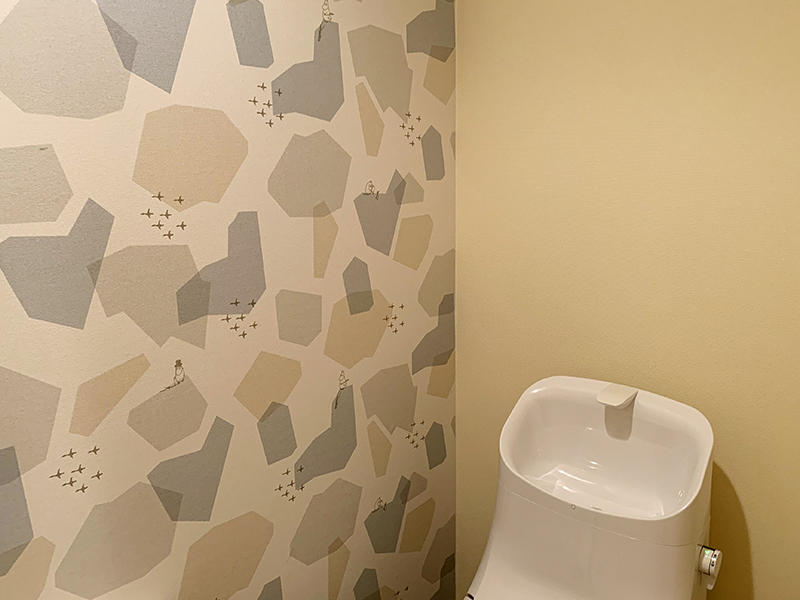 マンションリフォーム完成　トイレアクセントクロス｜滋賀でリフォームするなら匠工房