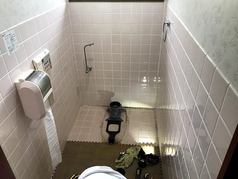 トイレリフォーム中　配管を移設して行きます｜滋賀でリフォームするなら匠工房