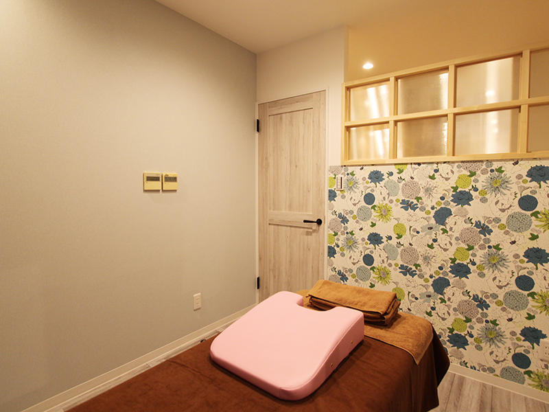 店舗リフォーム完成　デザインガラスで明るさを取り入れました｜京都でリフォームするなら匠工房