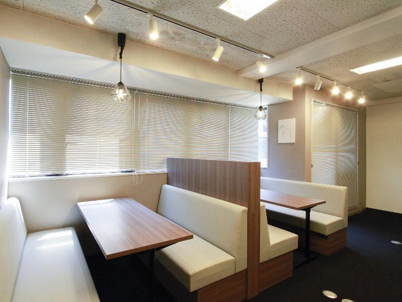 Black Beauty Salon様　広めにとった商談スペースは木目と明るいグレーでリラックスできる空間に｜滋賀や兵庫で店舗リフォームなら匠工房