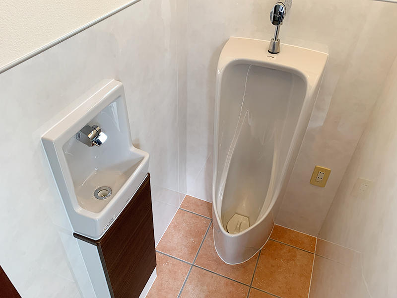 トイレリフォーム完成　トイレ　小便器　UFH507CR｜滋賀でリフォームするなら匠工房