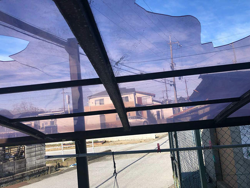 カーポートリフォーム施工前　ポリカの割れ｜滋賀でリフォームするなら匠工房