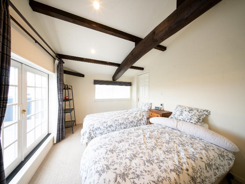 大人の英会話|Nate's English様 白ベースで爽やかに仕上げながらも、古い梁が印象的なベッドルーム|滋賀や京都で店舗リフォームなら匠工房