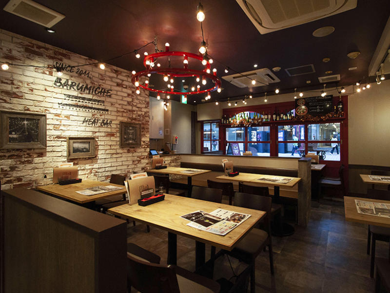 大阪府大阪市 梅田ワイン酒場 バルミチェ様 飲食店 天井をボルドー色、壁をサンド色にすることで、店内にいながらも外部の雰囲気を感じられる空間に|滋賀や大阪で店舗リフォームなら匠工房