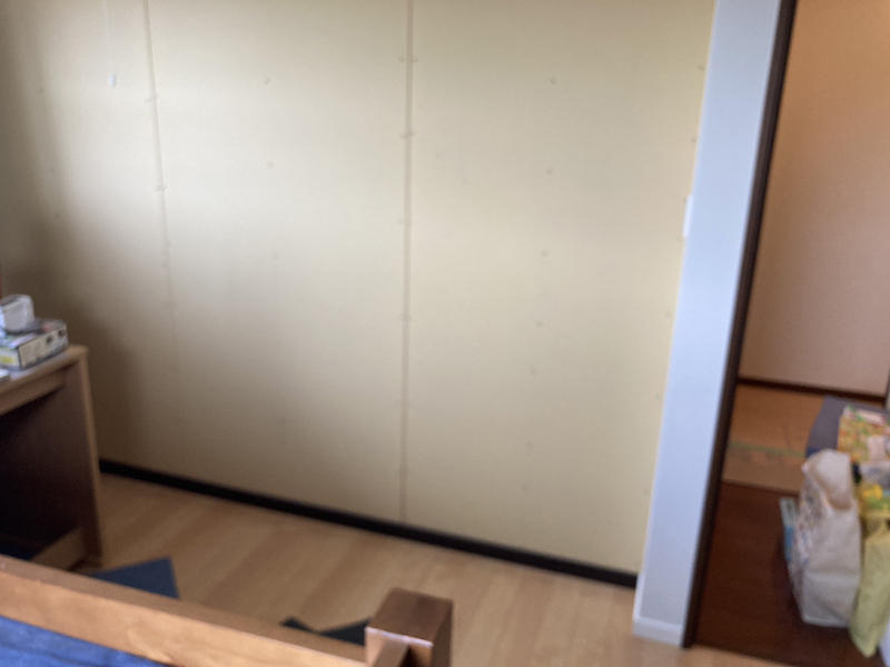 子ども部屋リフォーム施工中　クロスを貼っていきます｜滋賀でリフォームするなら匠工房