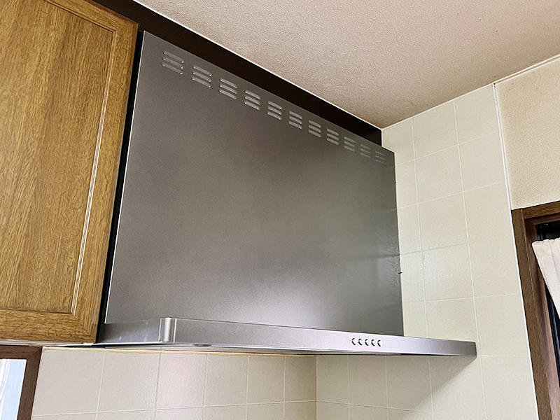 キッチンリフォーム完成　レンジフード　ラクエラ　フラットスリムレンジフード｜滋賀でリフォームするなら匠工房