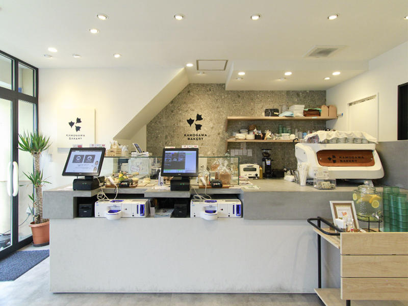 KAMOGAWA BAKERY 膳所駅前店様ベーカリー ショーケースを見ながら、モニターでオーダーする新しいベーカリースタイルに|滋賀や京都で店舗リフォームなら匠工房