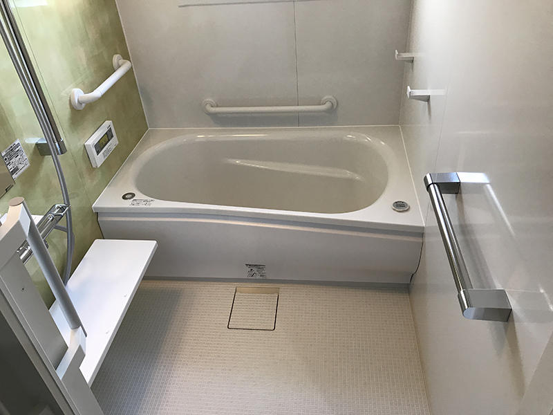 TOTOのサザナは床が柔らかく、万が一こけても床は痛くありません！そして手すりをたくさんつけているので、こけにくいようになっています！.JPG