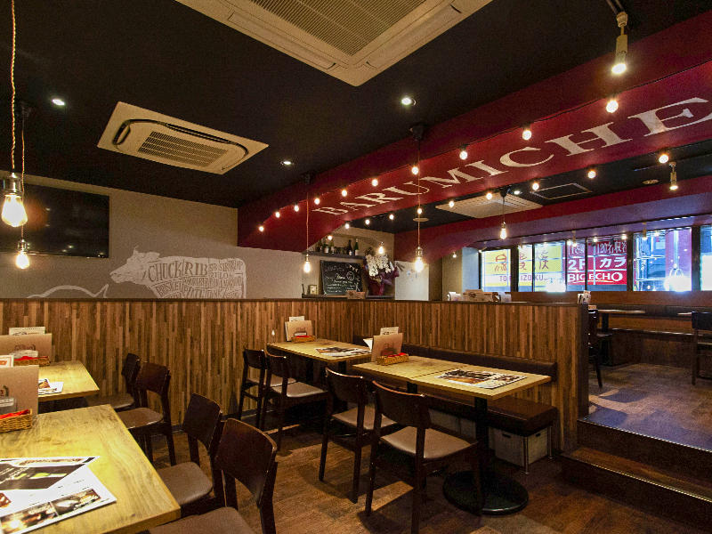 大阪府大阪市 梅田ワイン酒場 バルミチェ様 飲食店 2階席は中央の梁に店名のロゴとストリングライトを設置し、更に各テーブルにペンダントを付け、賑やかな雰囲気を出しました|滋賀や大阪で店舗リフォームなら匠工房