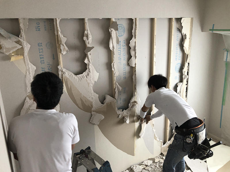 リビングリフォーム施工中　石膏ボードと間柱を解体します｜滋賀でリフォームするなら匠工房