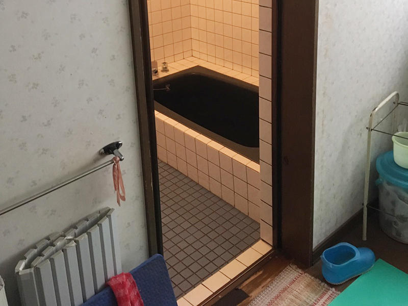 お風呂リフォーム施工前　浴室入り口｜滋賀でリフォームするなら匠工房