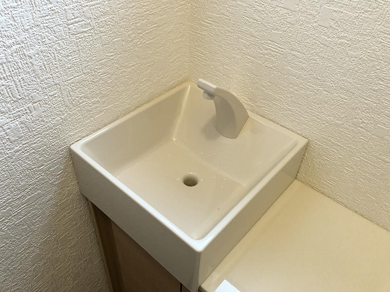 トイレリフォーム完成　深い手洗器があるので、手を洗いやすく、飛び跳ねも抑えられます。｜滋賀でリフォームするなら匠工房