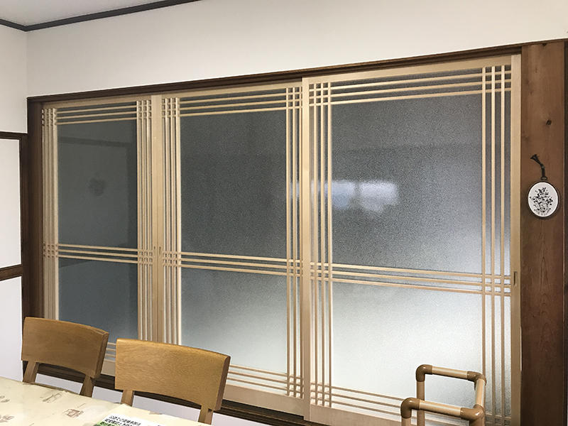 和室と洋室を区切る、和洋折衷の建具デザイン.JPG