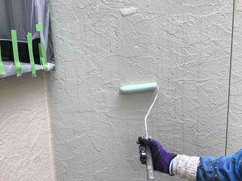 外壁塗装リフォーム施工中　外壁：下塗り　シーラー｜滋賀でリフォームするなら匠工房