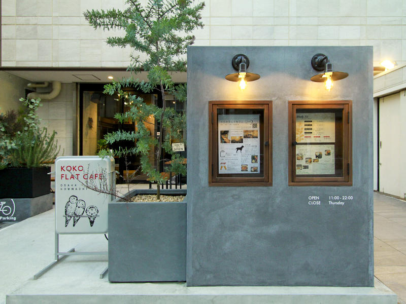 大阪府大阪市 kokoFLAT cafe Hommachi様飲食店　雨でも夜でもしっかりと見てもらえるようにメニュー看板にもこだわりを｜滋賀や大阪で店舗リフォームなら匠工房