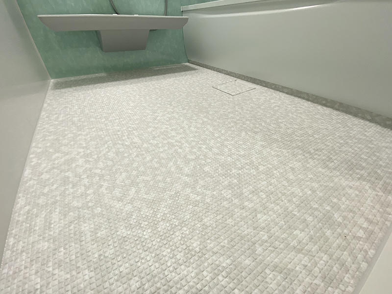 お風呂リフォーム完成　水はけがよく、クッション性のある「ほっカラリ床」｜滋賀でリフォームするなら匠工房