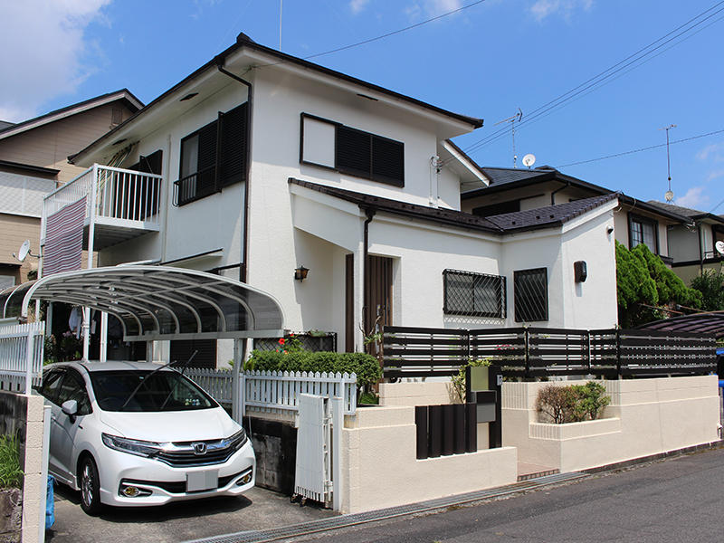 外装はシロ色で明るい見た目に