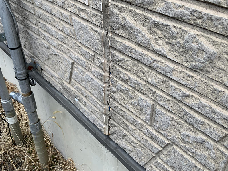 外壁・屋根塗装リフォーム施工前　コーキング割れ｜滋賀でリフォームするなら匠工房