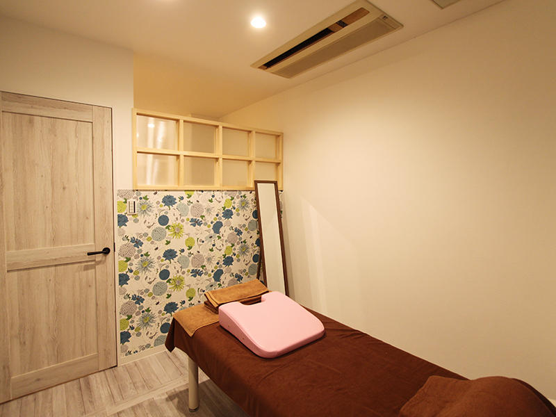 店舗リフォーム完成　腰までインテリアタイルを設置｜京都でリフォームするなら匠工房