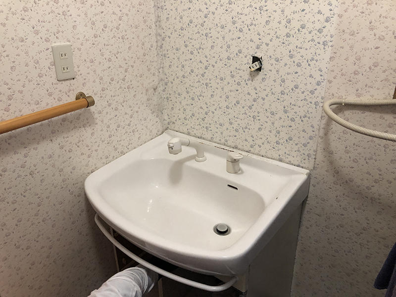 洗面リフォーム施工中　洗面台を撤去｜滋賀でリフォームするなら匠工房
