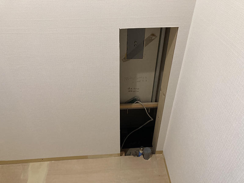 トイレリフォーム施工中　埋め込み手洗い用に壁をくりぬきます｜滋賀でリフォームするなら匠工房