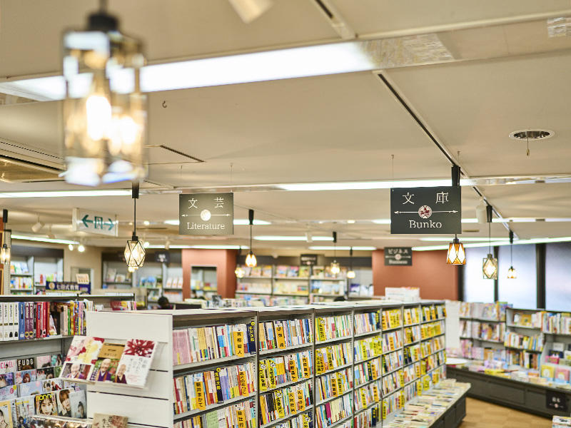 きのしたブックセンター様 通路には3種類のレトロな雰囲気のペンダント照明をランダムに設置|滋賀や大阪で店舗リフォームなら匠工房