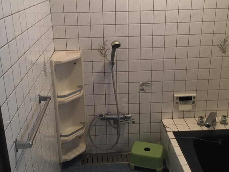 お風呂リフォーム施工前　全面タイル貼りでひんやり｜滋賀でリフォームするなら匠工房