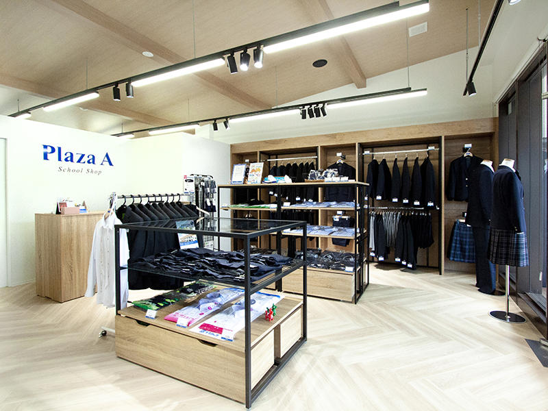 School Shop Plaza A様　制服　照明を吊り下げることで、空間に動きをつけています｜滋賀や大阪で店舗リフォームなら匠工房