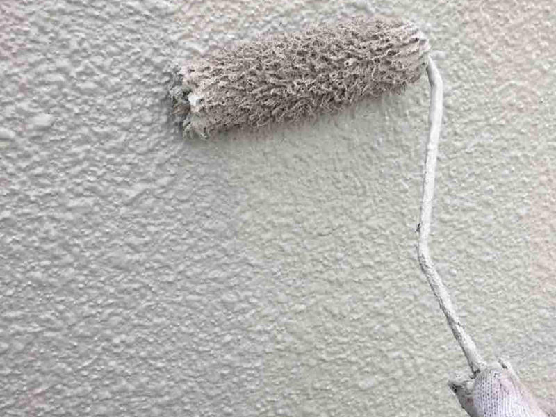 外装リフォーム施工中　外壁　中塗り　ガイソーウォール　フッ素4F｜滋賀でリフォームするなら匠工房