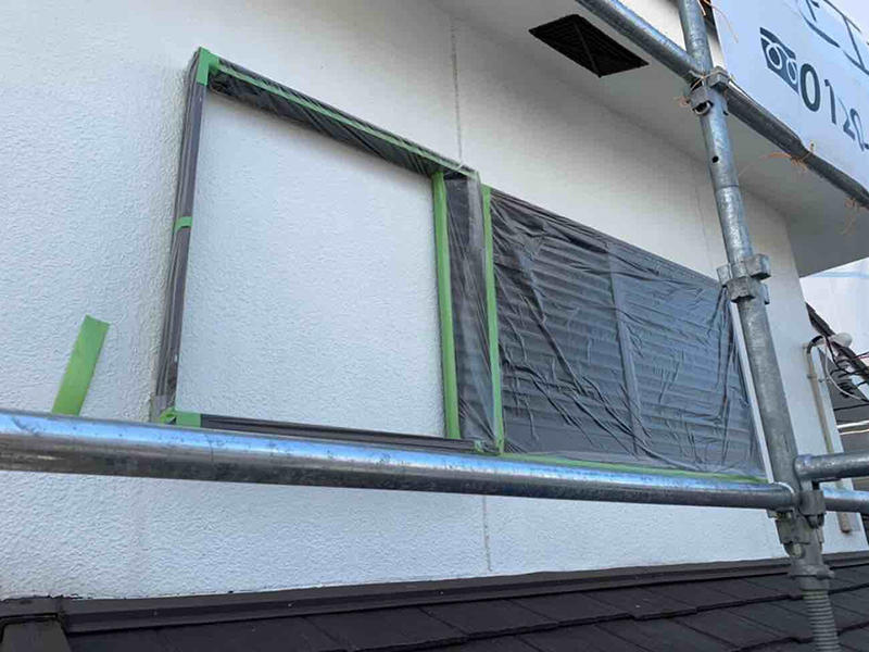 2養生をして塗料が付かないようにします