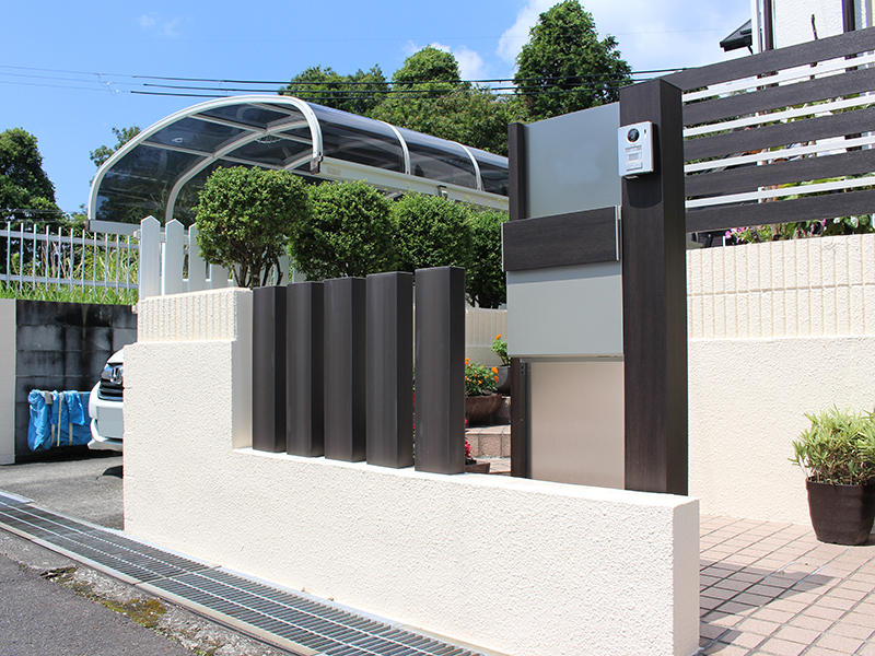 アプローチや門柱もおしゃれに