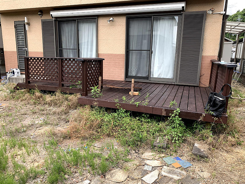 施工前　木製のウッドデッキ