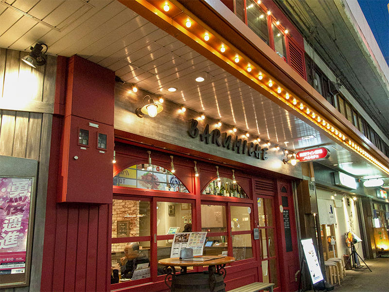 大阪府大阪市 梅田ワイン酒場 バルミチェ様 飲食店 高架下の店舗で様々な制限がある中で、最適な施工方法として、木目シート(ロゴがある両サイド)と手書きアート(中央の上下の木目)で仕上げました|滋賀や大阪で店舗リフォームなら匠工房