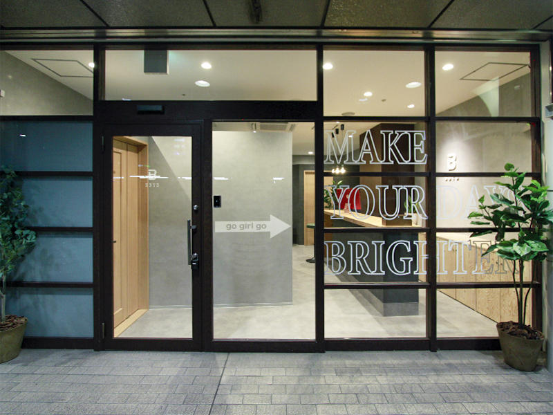 草津市 BBYB様メンテナンス　既存のサッシ枠を上手く転用して、内装のイメージとも馴染むよう工夫しました｜滋賀や京都で店舗リフォームなら匠工房