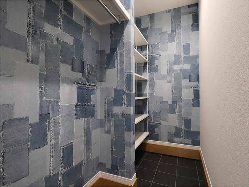 シューズインクロークにもアクセントクロスを