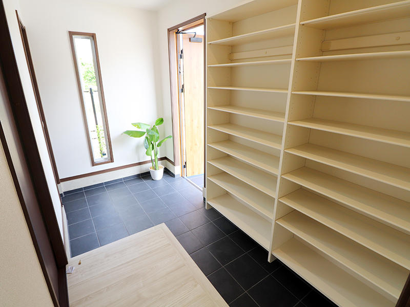 新築ゼロキューブ完成　玄関収納｜滋賀で家を建てるなら匠工房