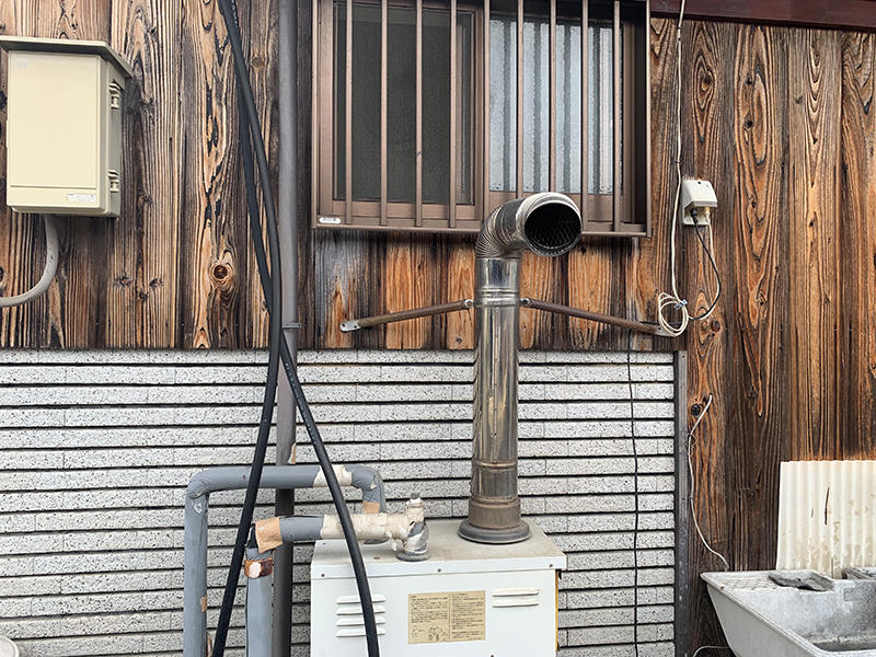 石油給湯器リフォーム施工前　煙突｜滋賀でリフォームするなら匠工房