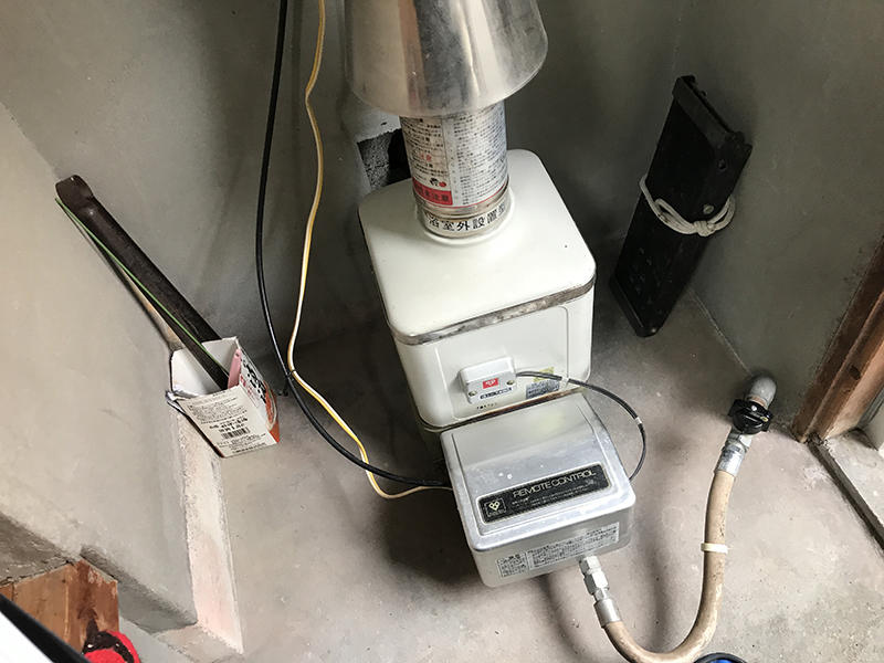 お風呂リフォーム施工前　ボイラーの給湯器｜滋賀でリフォームするなら匠工房