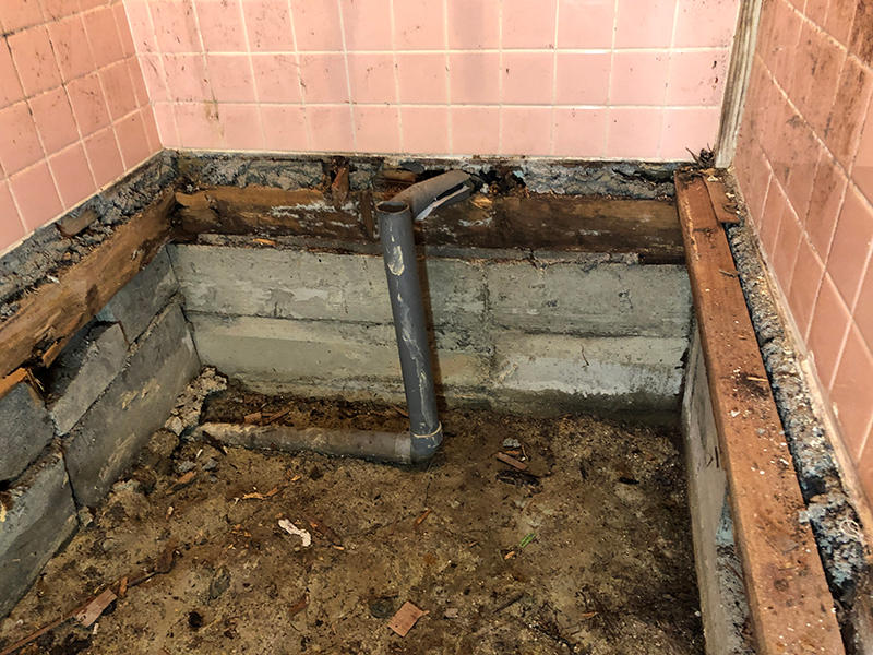 洗面台リフォーム施工中　洗面台・床を撤去｜滋賀でリフォームするなら匠工房