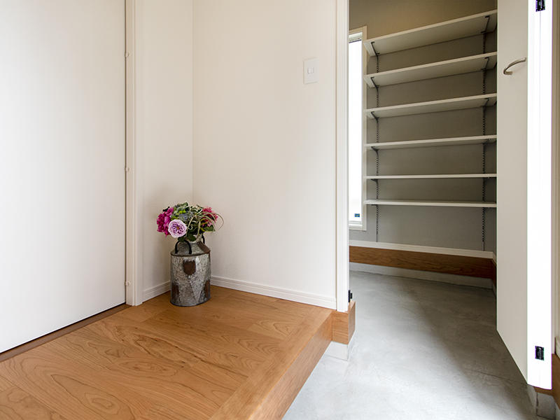 ゼロキューブ新築完成　玄関横にシューズクローク｜滋賀で家を建てるなら匠工房