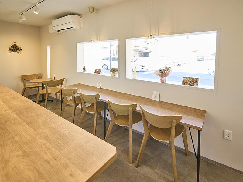 まいにちおやつ Petit Ours様　カフェ　横長の三角形のスペースかつ、7.6坪と小さめの面積でしたが、6席確保しています｜滋賀や大阪で店舗リフォームなら匠工房