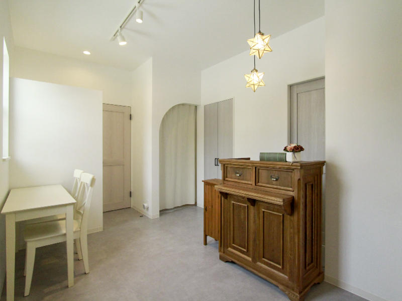 草津市 STORY様　受付カウンター、照明ともに施主様セレクトのものを使用しました｜滋賀や大阪で店舗リフォームなら匠工房