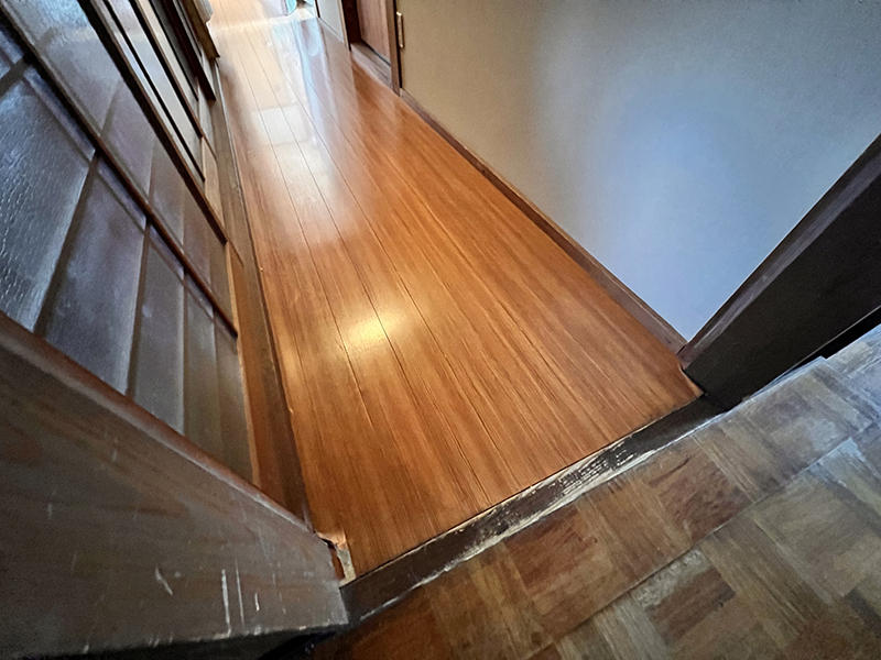 廊下リフォーム施工前 床のめくれ|滋賀でリフォームするなら匠工房