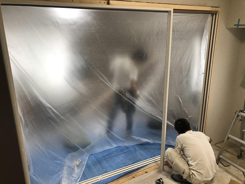 リビングリフォーム施工中　建具枠を取り付けます｜滋賀でリフォームするなら匠工房
