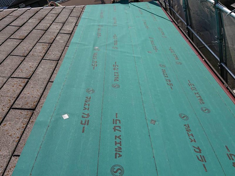 屋根リフォーム施工中　カバー工法なので、上からルーフィングを貼ります｜滋賀でリフォームするなら匠工房