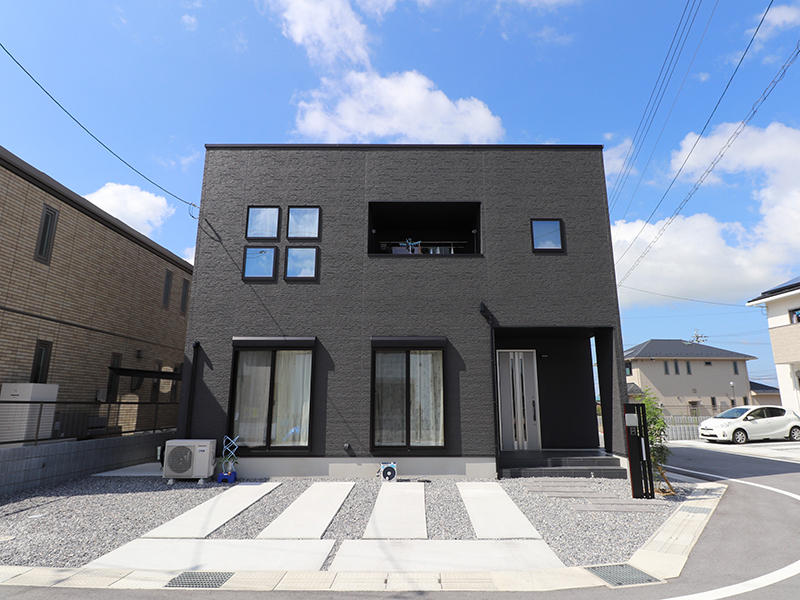 外観　シックな黒色