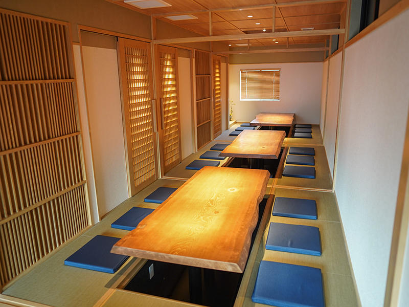 藏尾ポーク しゃぶしゃぶ直営店様飲食店 よく見ると間隔が違う格子は高度な職人技です|滋賀や京都で店舗リフォームなら匠工房