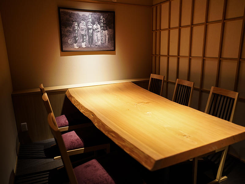 藏尾ポーク しゃぶしゃぶ直営店様飲食店 重厚感あふれるテーブルで椅子席もご用意しました|滋賀や京都で店舗リフォームなら匠工房