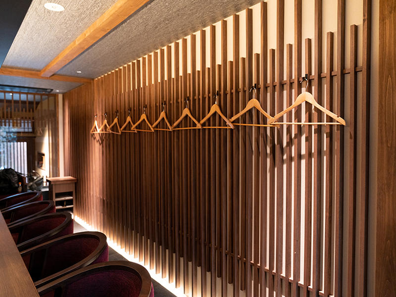 祇園肉邸 新様飲食店 整然と並んだ木組みが圧巻|滋賀や京都で店舗リフォームなら匠工房