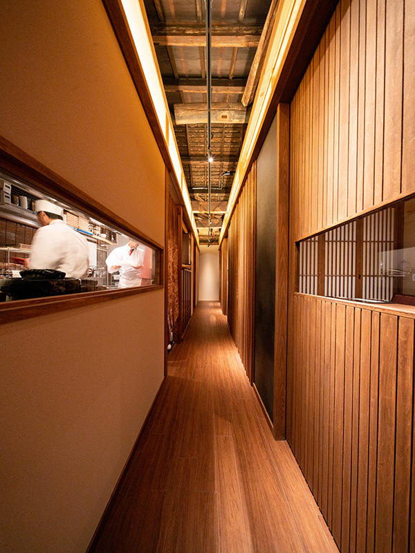 祇園肉邸 新様飲食店 木のぬくもりに包まれた通路を進んで奥へ|滋賀や京都で店舗リフォームなら匠工房